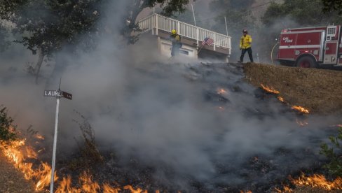 БЕСНЕ ПОЖАРИ У КАЛИФОРНИЈИ: 10.000 ватрогасаца у борби са ватреном стихијом, најмање пет жртава, хиљаде евакуисане, БЕСНЕ ПОЖАРИ У КАЛИФОРНИЈИ: 10.000 ватрогасаца у борби са ватреном стихијом, најмање пет жртава, хиљаде евакуисане,