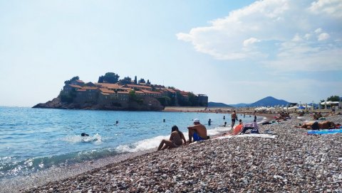 ПАПРЕНО: Лежаљке и сунцобрани на Светом Стефану скупљи од смештаја - како пропада сезона у Црној Гори ПАПРЕНО: Лежаљке и сунцобрани на Светом Стефану скупљи од смештаја - како пропада сезона у Црној Гори