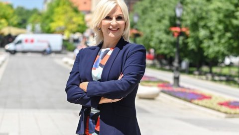 АЗБУКА У ЗЛАТОВЕЗУ: Поклон Зоране Михајловић Ју Гуођенгу АЗБУКА У ЗЛАТОВЕЗУ: Поклон Зоране Михајловић Ју Гуођенгу
