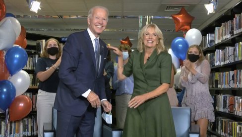 БАЈДЕНОВ ТРЕЋИ ЈУРИШ: Клинтонова критика Трампа у сенци шкакљивих фотографија БАЈДЕНОВ ТРЕЋИ ЈУРИШ: Клинтонова критика Трампа у сенци шкакљивих фотографија