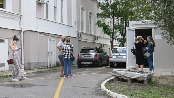 ГРАЂАНИ СЕ МАСОВНО ТЕСТИРАЈУ: Иду у Црну Гору, али и ове земље - погледајте снимак забележен испред КЦ где се налази контејнер (ВИДЕО) ГРАЂАНИ СЕ МАСОВНО ТЕСТИРАЈУ: Иду у Црну Гору, али и ове земље - погледајте снимак забележен испред КЦ где се налази контејнер (ВИДЕО)