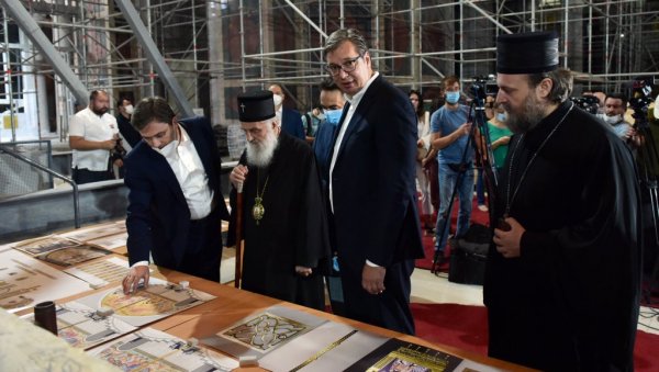 ЛИЧНИ ПОКЛОН ПАТРИЈАРХА ИРИНЕЈА: Председник добио икону Светог Саве и посебну ракију из Жупе ЛИЧНИ ПОКЛОН ПАТРИЈАРХА ИРИНЕЈА: Председник добио икону Светог Саве и посебну ракију из Жупе