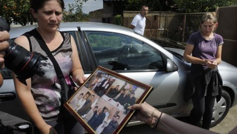 КАД СУ ДОШЛЕ ЊЕНЕ ЋЕРКЕ У ДВОРИШТУ ЈЕ БИО ХАОС: Комшије свастике и зета љубавника у шоку након трагедије у Дупљаји (ФОТО) КАД СУ ДОШЛЕ ЊЕНЕ ЋЕРКЕ У ДВОРИШТУ ЈЕ БИО ХАОС: Комшије свастике и зета љубавника у шоку након трагедије у Дупљаји (ФОТО)