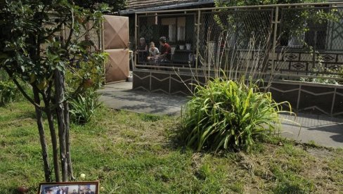 MUK I NEVERICA ISPRED KUĆE ZLOČINA U DUPLJAJI: Prijatelji i rodbina Anđelka i Katice u šoku (FOTO) MUK I NEVERICA ISPRED KUĆE ZLOČINA U DUPLJAJI: Prijatelji i rodbina Anđelka i Katice u šoku (FOTO)