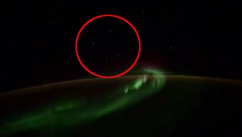 РУСКИ КОСМОНАУТ СНИМИО НЛО? Снимак послат на анализу, мистериозни објекти пролетели изнад земље (ВИДЕО) РУСКИ КОСМОНАУТ СНИМИО НЛО? Снимак послат на анализу, мистериозни објекти пролетели изнад земље (ВИДЕО)