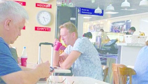 НАВАЉНИ У НОСИЛИМА ПОСЛЕ ТРОВАЊА: Опозиционар на респиратору због чаја, на лечење га пребацују у Хановер или Стазбур? (ФОТО) НАВАЉНИ У НОСИЛИМА ПОСЛЕ ТРОВАЊА: Опозиционар на респиратору због чаја, на лечење га пребацују у Хановер или Стазбур? (ФОТО)