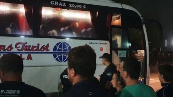 ПОТПУНИ ХАОС У МИГРАНТСКОМ КАМПУ: Нападнута полиција, језиви снимак сукоба - специјалци са псима морали да реагују (ВИДЕО) ПОТПУНИ ХАОС У МИГРАНТСКОМ КАМПУ: Нападнута полиција, језиви снимак сукоба - специјалци са псима морали да реагују (ВИДЕО)