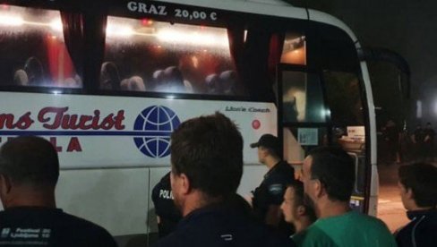 POTPUNI HAOS U MIGRANTSKOM KAMPU: Napadnuta policija, jezivi snimak sukoba - specijalci sa psima morali da reaguju (VIDEO) POTPUNI HAOS U MIGRANTSKOM KAMPU: Napadnuta policija, jezivi snimak sukoba - specijalci sa psima morali da reaguju (VIDEO)