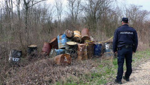 ОТПАД КРАЈ ВЕЛИКЕ МОРАВЕ ЈОШ НИЈЕ УКЛОЊЕН: Полиција годину дана чува 34 опасна бурета ОТПАД КРАЈ ВЕЛИКЕ МОРАВЕ ЈОШ НИЈЕ УКЛОЊЕН: Полиција годину дана чува 34 опасна бурета