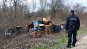 ОТПАД КРАЈ ВЕЛИКЕ МОРАВЕ ЈОШ НИЈЕ УКЛОЊЕН: Полиција годину дана чува 34 опасна бурета ОТПАД КРАЈ ВЕЛИКЕ МОРАВЕ ЈОШ НИЈЕ УКЛОЊЕН: Полиција годину дана чува 34 опасна бурета