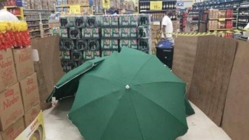 NEVEROVATNA SCENA U SUPERMARKETU: Radnik preminuo - oni ga pokrili kišobranima i nastavili da rade! (FOTO) NEVEROVATNA SCENA U SUPERMARKETU: Radnik preminuo - oni ga pokrili kišobranima i nastavili da rade! (FOTO)
