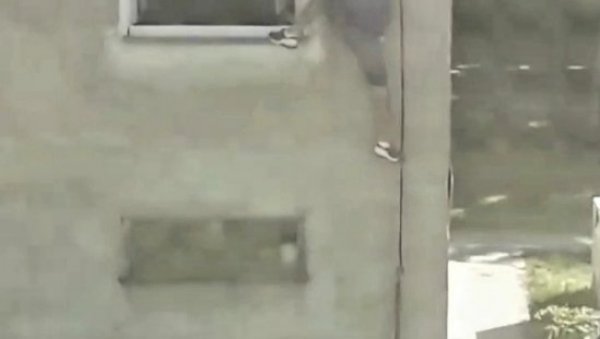 ПОПЕО СЕ УЗ ГРОМОБРАН И УШАО КРОЗ ПРОЗОР НА ДРУГИ СПРАТ: Храбри рвач спасао своју малу комшиницу (ФОТО) ПОПЕО СЕ УЗ ГРОМОБРАН И УШАО КРОЗ ПРОЗОР НА ДРУГИ СПРАТ: Храбри рвач спасао своју малу комшиницу (ФОТО)