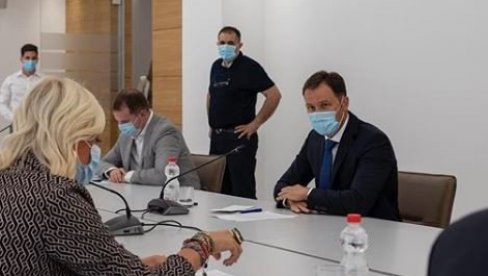 МИНИСТАР МАЛИ САОПШТИО УСЛОВЕ ЗА ПРИЈАВУ: Државна помоћ само за хотелијере који нису отпустили више од 10 одсто радника МИНИСТАР МАЛИ САОПШТИО УСЛОВЕ ЗА ПРИЈАВУ: Државна помоћ само за хотелијере који нису отпустили више од 10 одсто радника