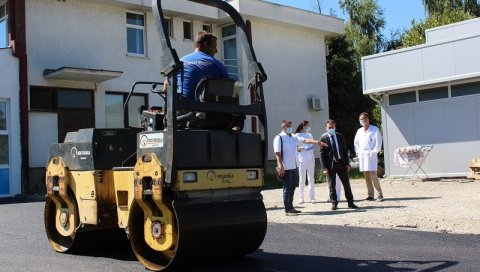ЛЕПШЕ УЛИЦЕ У УГЉЕВИКУ: Асфалтиране саобраћајнице и паркинг простори Дома здравља ЛЕПШЕ УЛИЦЕ У УГЉЕВИКУ: Асфалтиране саобраћајнице и паркинг простори Дома здравља