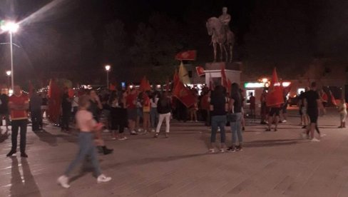 МИЛОВЕ “КОМИТЕ” У АКЦИЈИ: У групи са мотком насрнули на голоруког младића (ВИДЕО) МИЛОВЕ “КОМИТЕ” У АКЦИЈИ: У групи са мотком насрнули на голоруког младића (ВИДЕО)