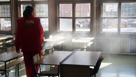 УГОВОРЕНО ДЕТАЉНО ЧИШЋЕЊЕ ПРЕСТОНИЧКИХ ШКОЛА: Град плаћа дезинфекцију УГОВОРЕНО ДЕТАЉНО ЧИШЋЕЊЕ ПРЕСТОНИЧКИХ ШКОЛА: Град плаћа дезинфекцију
