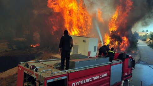 ГРЧКИ ВАТРОГАСЦИ У АКЦИЈИ: Пожар на полуострву Мани на Пелопонезу ГРЧКИ ВАТРОГАСЦИ У АКЦИЈИ: Пожар на полуострву Мани на Пелопонезу