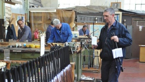 KORONA IM NE SMETA: Ugovoreni poslovi Zastava oružje 93 miliona dolara, proizvodnja uvećana 15 odsto KORONA IM NE SMETA: Ugovoreni poslovi Zastava oružje 93 miliona dolara, proizvodnja uvećana 15 odsto