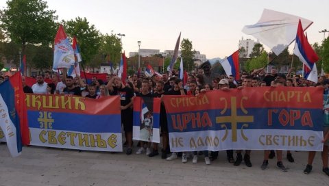 ПОНОСНО НОСЕ БАРЈАКЕ, ПЕВАЈУ, УЗВИКУЈУ: Никшићани у протестној шетњи подршке СПЦ (ФOTO + ВИДЕО) ПОНОСНО НОСЕ БАРЈАКЕ, ПЕВАЈУ, УЗВИКУЈУ: Никшићани у протестној шетњи подршке СПЦ (ФOTO + ВИДЕО)