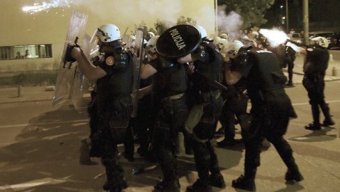 KUKAVIČKO PONAŠANJE CRNOGORSKE POLICIJE: Srbe tukli kao teroriste i trpali u ćelije, a komitama dozvoljavaju ustaški pir! KUKAVIČKO PONAŠANJE CRNOGORSKE POLICIJE: Srbe tukli kao teroriste i trpali u ćelije, a komitama dozvoljavaju ustaški pir!