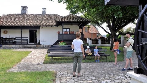 ЛИКОВНО ПУТОВАЊЕ НАСЛЕЂЕМ: Нови циклус креативних радионица за најмлађе ЛИКОВНО ПУТОВАЊЕ НАСЛЕЂЕМ: Нови циклус креативних радионица за најмлађе