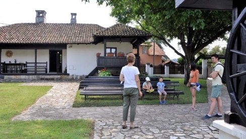 САМО 30 КИЛОМЕТАРА ОД ЦЕНТРА БЕОГРАДА: Грађани похрлили у ово место САМО 30 КИЛОМЕТАРА ОД ЦЕНТРА БЕОГРАДА: Грађани похрлили у ово место