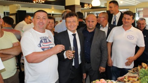 ПОЧЕО САЈАМ ШЉИВЕ, МЕДА И РАКИЈЕ У УГЉЕВИКУ ПОЧЕО САЈАМ ШЉИВЕ, МЕДА И РАКИЈЕ У УГЉЕВИКУ