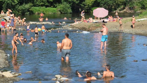 STRUČNJACI RAZOČARANI PONAŠANJEM RODITELJA: Otkrili koje greške najčešće mogu dovesti do utapanja mališana STRUČNJACI RAZOČARANI PONAŠANJEM RODITELJA: Otkrili koje greške najčešće mogu dovesti do utapanja mališana
