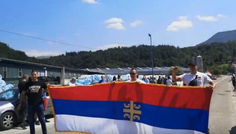 ВЕЛИКА АУТО-ЛИТИЈА ИЗ БЕОГРАДА СТИГЛА ДО НОВЕ ВАРОШИ: Прикључило се мноштво људи - пева се Устала је Црна Гора (ВИДЕО) ВЕЛИКА АУТО-ЛИТИЈА ИЗ БЕОГРАДА СТИГЛА ДО НОВЕ ВАРОШИ: Прикључило се мноштво људи - пева се Устала је Црна Гора (ВИДЕО)