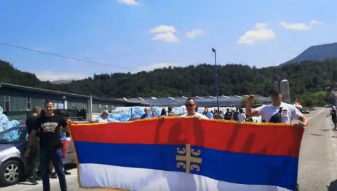 ВЕЛИКА АУТО-ЛИТИЈА ИЗ БЕОГРАДА СТИГЛА ДО НОВЕ ВАРОШИ: Прикључило се мноштво људи - пева се Устала је Црна Гора (ВИДЕО) ВЕЛИКА АУТО-ЛИТИЈА ИЗ БЕОГРАДА СТИГЛА ДО НОВЕ ВАРОШИ: Прикључило се мноштво људи - пева се Устала је Црна Гора (ВИДЕО)