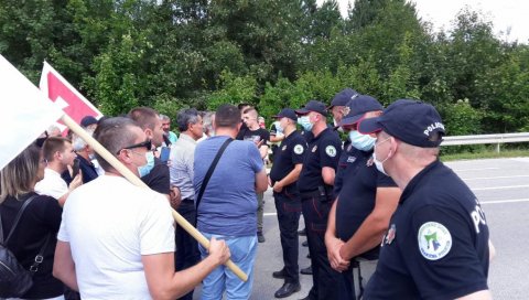 МИЛОВА ПОЛИЦИЈА БЛОКИРАЛА ПУТ ВЕРНИЦИМА: Спречавају сусрет браће на граници са Србијом - грађани се окупљају (ФОТО) МИЛОВА ПОЛИЦИЈА БЛОКИРАЛА ПУТ ВЕРНИЦИМА: Спречавају сусрет браће на граници са Србијом - грађани се окупљају (ФОТО)