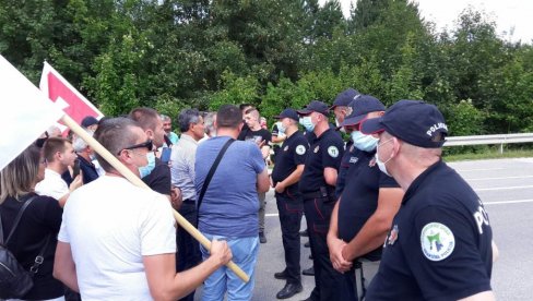 MILOVA POLICIJA BLOKIRALA PUT VERNICIMA: Sprečavaju susret braće na granici sa Srbijom - građani se okupljaju (FOTO) MILOVA POLICIJA BLOKIRALA PUT VERNICIMA: Sprečavaju susret braće na granici sa Srbijom - građani se okupljaju (FOTO)
