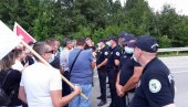 МИЛОВА ПОЛИЦИЈА БЛОКИРАЛА ПУТ ВЕРНИЦИМА: Спречавају сусрет браће на граници са Србијом - грађани се окупљају (ФОТО) МИЛОВА ПОЛИЦИЈА БЛОКИРАЛА ПУТ ВЕРНИЦИМА: Спречавају сусрет браће на граници са Србијом - грађани се окупљају (ФОТО)