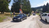 KOLONA STIGLA DO JABUKE: Vladika Atanasije dočekao učesnike auto-litije (FOTO, VIDEO) KOLONA STIGLA DO JABUKE: Vladika Atanasije dočekao učesnike auto-litije (FOTO, VIDEO)