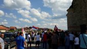 NE MOGU NI PEŠKE DO GRANICE: Kolona vozila se zbog blokade puta vratila u Pljevlja NE MOGU NI PEŠKE DO GRANICE: Kolona vozila se zbog blokade puta vratila u Pljevlja