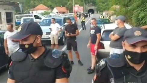 НАСТАВЉАЈУ СА ПРИТИСЦИМА: Црногорска полиција затвара путеве ка Подгорици због ауто-литија, претресају и легитимишу путнике (ВИДЕО) НАСТАВЉАЈУ СА ПРИТИСЦИМА: Црногорска полиција затвара путеве ка Подгорици због ауто-литија, претресају и легитимишу путнике (ВИДЕО)