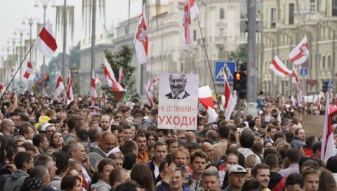 СПРЕМНИ ДА СПРЕЧЕ НЕРЕДЕ: Војска обезбеђује споменике на протесту у Минску СПРЕМНИ ДА СПРЕЧЕ НЕРЕДЕ: Војска обезбеђује споменике на протесту у Минску