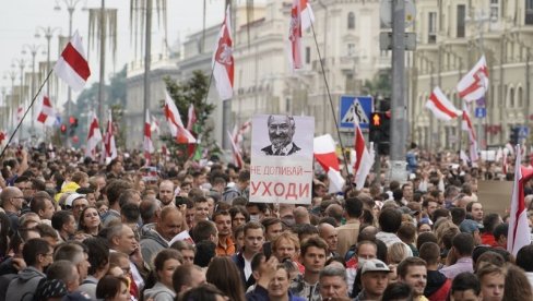СПРЕМНИ ДА СПРЕЧЕ НЕРЕДЕ: Војска обезбеђује споменике на протесту у Минску СПРЕМНИ ДА СПРЕЧЕ НЕРЕДЕ: Војска обезбеђује споменике на протесту у Минску