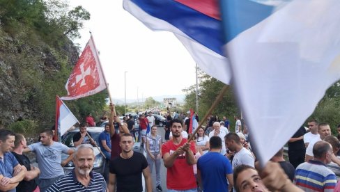 ПЕСМА СЕ ОРИ, МАШУ ЗАСТАВАМА: Грађани блокирани код тунела Будош не одустају од ауто-литије (ФОТО+ВИДЕО) ПЕСМА СЕ ОРИ, МАШУ ЗАСТАВАМА: Грађани блокирани код тунела Будош не одустају од ауто-литије (ФОТО+ВИДЕО)