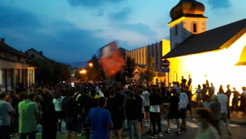 ПЉЕВЉА У ЗНАКУ ПРАВОСЛАВЉА: Не дају светиње, бунт због блокаде путева (ВИДЕО) ПЉЕВЉА У ЗНАКУ ПРАВОСЛАВЉА: Не дају светиње, бунт због блокаде путева (ВИДЕО)