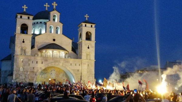 БЛОКИРАНА ПОДГОРИЦА БРАНИ ПРАВОСЛАВЉЕ: Вијоре се тробојке, државне заставе, грађани певају у протестној шетњи (ВИДЕО) БЛОКИРАНА ПОДГОРИЦА БРАНИ ПРАВОСЛАВЉЕ: Вијоре се тробојке, државне заставе, грађани певају у протестној шетњи (ВИДЕО)