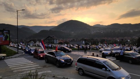 U BIJELOM POLJU ODRŽANA JOŠ JEDNA AUTO LITIJA: Svetinje brane i kolonama automobila (FOTO +VIDEO) U BIJELOM POLJU ODRŽANA JOŠ JEDNA AUTO LITIJA: Svetinje brane i kolonama automobila (FOTO +VIDEO)