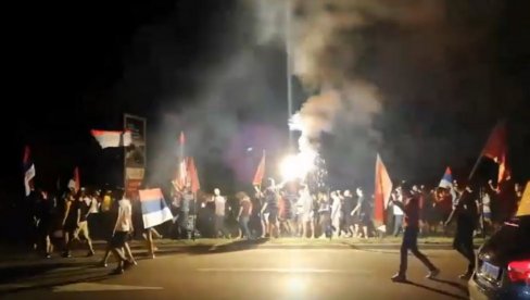 СВАКА ЧАСТ БРАЋО: Полиција попустила, укинута блокада, грађани стигли до Подгорице (ВИДЕО) СВАКА ЧАСТ БРАЋО: Полиција попустила, укинута блокада, грађани стигли до Подгорице (ВИДЕО)