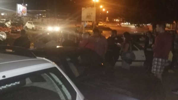 У БЕРАНАМА ПОСЛЕ ЛИТИЈЕ: Приведени хуманитарци из Београда и Бањалуке, народ се окупља пред зградом полиције У БЕРАНАМА ПОСЛЕ ЛИТИЈЕ: Приведени хуманитарци из Београда и Бањалуке, народ се окупља пред зградом полиције