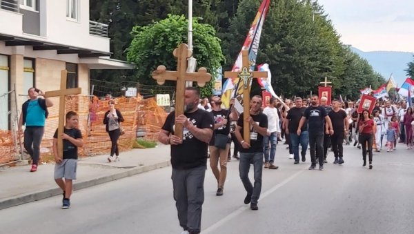 ПРИВЕДЕНИ ЗБОГ ПОДРШКЕ БЕРАНЦИМА: Ово су хуманитарци из Београда и Бањалуке које је ухапсила црногорска полиција (ФОТО) ПРИВЕДЕНИ ЗБОГ ПОДРШКЕ БЕРАНЦИМА: Ово су хуманитарци из Београда и Бањалуке које је ухапсила црногорска полиција (ФОТО)