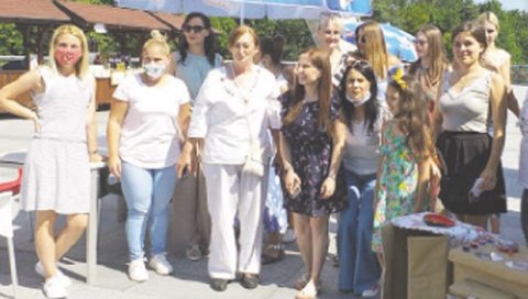 БАЗАР ЗА ЛАНИН ЖИВОТ: Одржана хуманитарна акција за помоћ оболелој девојчици БАЗАР ЗА ЛАНИН ЖИВОТ: Одржана хуманитарна акција за помоћ оболелој девојчици