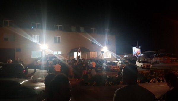 ПРИВОЂЕЊЕ ХУМАНИТАРАЦА У БЕРАНАМА: Саслушали Београђане и Бањалучане, па их пустили (ВИДЕО) ПРИВОЂЕЊЕ ХУМАНИТАРАЦА У БЕРАНАМА: Саслушали Београђане и Бањалучане, па их пустили (ВИДЕО)