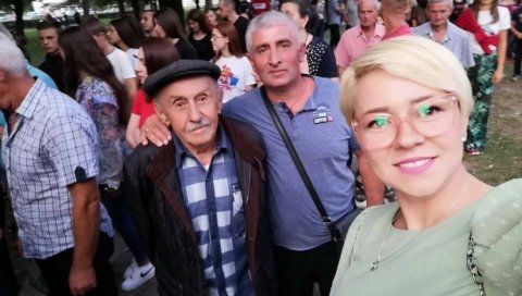 БАЦИО ЧЛАНСКУ КАРТУ ДПС, ОТИШАО НА ЛИТИЈУ: Међу верницима у Беранама и старина Војо Рмуш (91) (ФОТО) БАЦИО ЧЛАНСКУ КАРТУ ДПС, ОТИШАО НА ЛИТИЈУ: Међу верницима у Беранама и старина Војо Рмуш (91) (ФОТО)