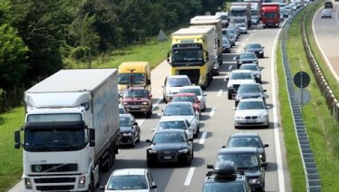 SPREMITE SE ZA GUŽVE: Pojačan saobraćaj na putevima ka turističkim mestima SPREMITE SE ZA GUŽVE: Pojačan saobraćaj na putevima ka turističkim mestima