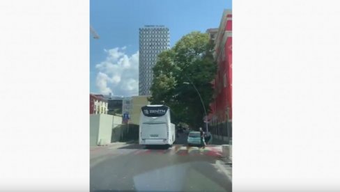 СНИМАК ИЗ ТИРАНЕ: Играче Звезде спроводи полиција кроз град (ВИДЕО) СНИМАК ИЗ ТИРАНЕ: Играче Звезде спроводи полиција кроз град (ВИДЕО)